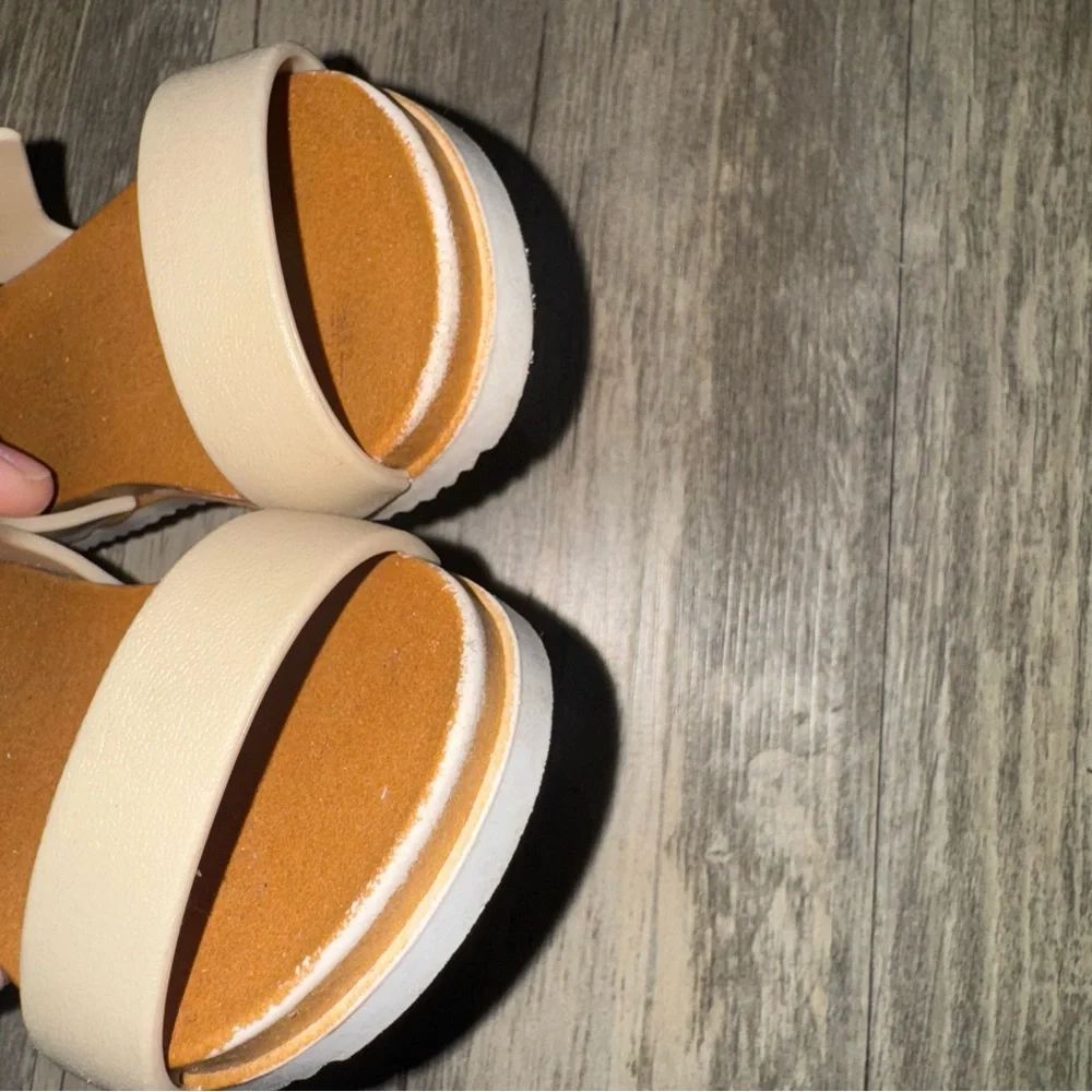 ☀️6/$20☀️ Kids Beige Buckle Sandals